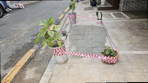 장안구 누수탐지 아래층 욕실 천장에 나타난 누수 흔적과 피해 범위