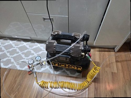 양평 누수탐지 천장 물자국과 벽면 수분 흔적을 확인하는 모습