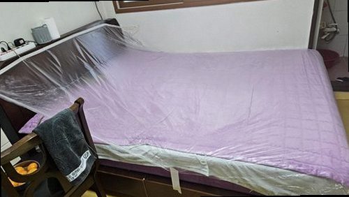 아산시 누수탐지 수도계량기 별침과 잠금 밸브를 확인하는 모습