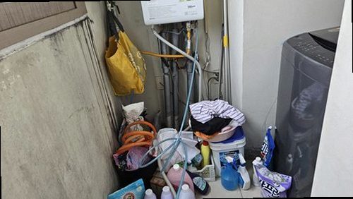 아산시 누수탐지 천장과 벽면에 나타난 변색 및 백화현상 점검 모습