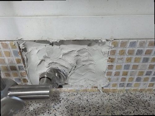 양주 누수탐지 싱크대 하부장과 연결 배관을 확인하는 누수 점검 현장