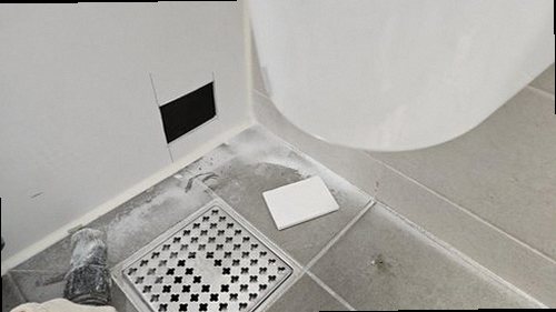 양주 누수탐지 욕실 수전 하부와 바닥에 남은 누수 흔적