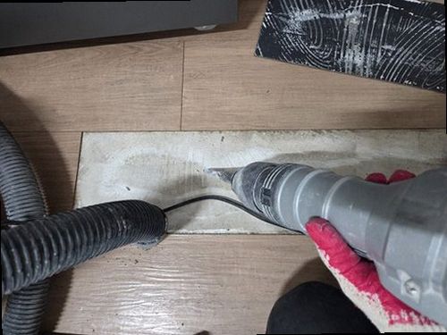 서대문구 누수탐지 거실 천장 물자국과 누수 피해 상태를 확인하는 모습