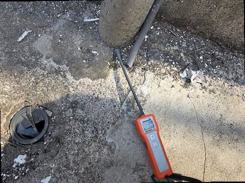 서대문구 누수탐지 벽면 하단과 천장 모서리에 번진 누수 흔적을 확인하는 현장