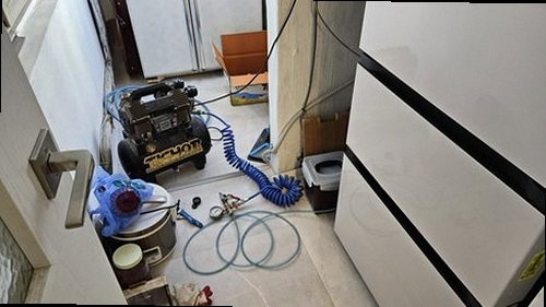 광주 누수탐지 배관 노출 후 연결 부속과 주변 습기를 확인하는 모습