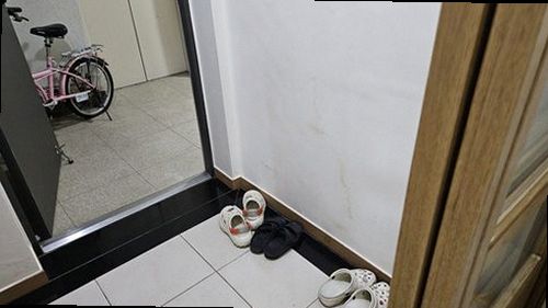 이천 누수탐지 가스탐지기와 청음탐지기로 배관 누수 위치를 확인하는 모습