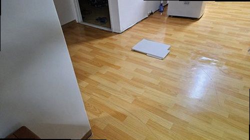 이천 누수탐지 거실 천장 누수 흔적과 벽면 수분 상태를 확인하는 현장