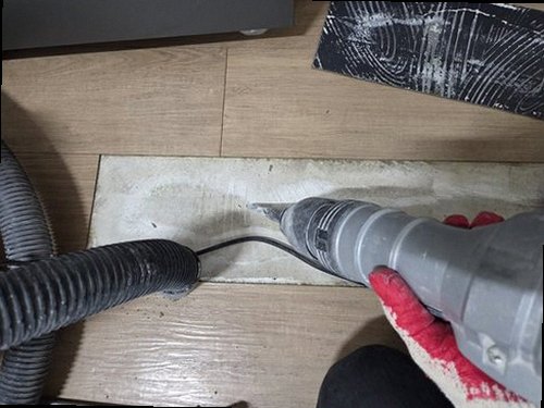 송파구 누수탐지 수도계량기 별침과 배관 점검 위치를 확인하는 모습