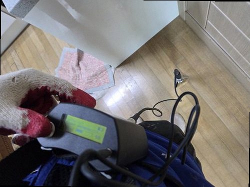 송파구 누수탐지 수도계량기 별침과 실내 누수 흔적을 비교하는 점검 장면