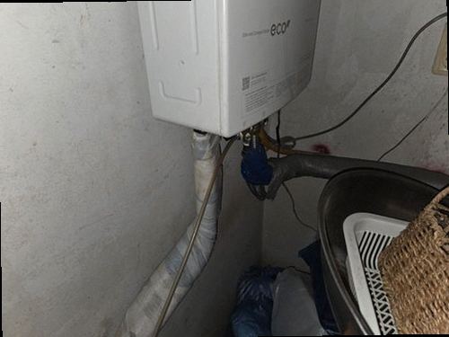 팔달구 누수탐지 보일러 압력계와 난방 배관 연결부를 확인하는 모습