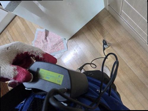 팔달구 누수탐지 공압 검사와 청음 탐지 장비로 누수 위치를 확인하는 현장
