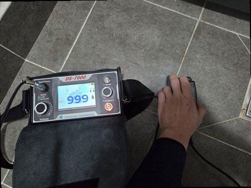 팔달구 누수탐지 거실 천장 물자국과 누수 흔적을 확인하는 모습