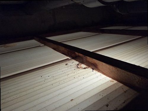 미추홀구 누수탐지 수도계량기 별침과 벽면 누수 흔적을 확인하는 모습