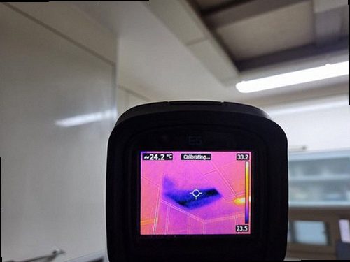 미추홀구 누수탐지 싱크대 하부 배관과 누수 흔적을 확인하는 모습