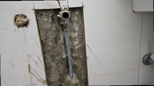 여주 누수탐지 압력 게이지와 청음 장비로 배관 상태를 비교 점검하는 모습