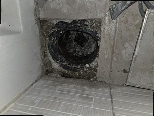 은평구 누수탐지 수도계량기 별침과 실내 누수 흔적을 확인하는 모습