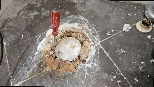 영통구 누수탐지 수도계량기 별침과 보호통을 확인하는 모습