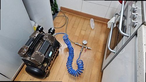 영통구 누수탐지 싱크대 하부 급수관과 배수 트랩 연결부 점검 모습