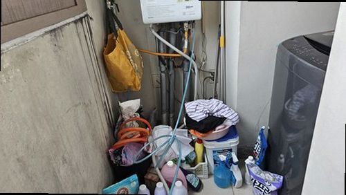 영통구 누수탐지 베란다 수도꼭지 주변과 바닥에 남은 누수 흔적