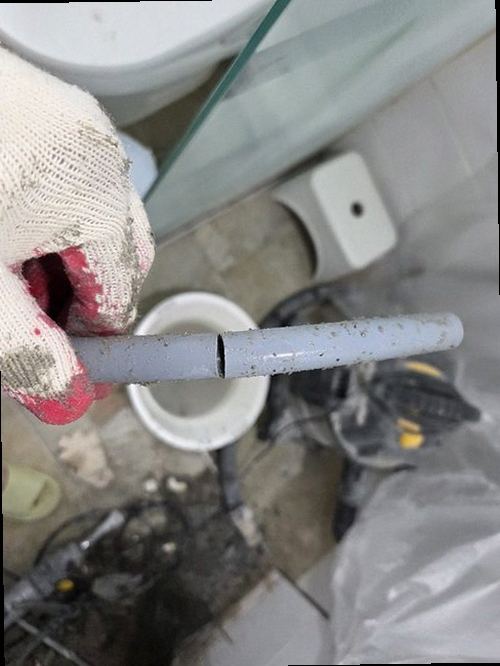 처인구 누수탐지 계량기 별침과 벽면 누수 흔적을 확인하는 모습