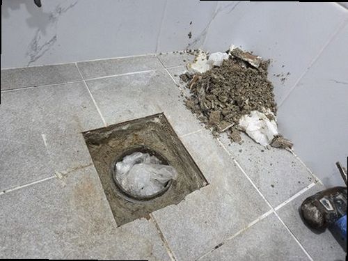 양천구 누수탐지 세면대 하부 배관과 바닥 물고임을 확인하는 모습
