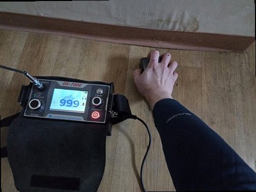 청주시 청원구 누수탐지 공압 게이지와 가스탐지기를 이용해 배관 누수 위치를 확인하는 모습