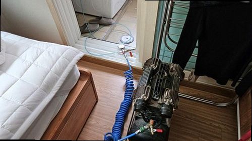 대전 중구 누수탐지 열화상 카메라로 벽면 수분 분포를 확인하는 장면