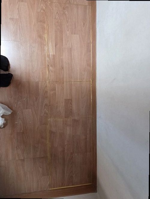 대전 중구 누수탐지 거실 천장 누수 흔적과 점검 위치를 확인하는 모습
