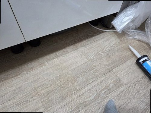 강남구 누수탐지 싱크대 하부와 주방 벽면의 누수 흔적을 확인하는 모습