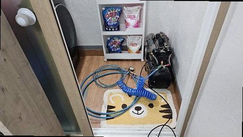 강남구 누수탐지 천장 얼룩과 벽지 들뜸을 확인하는 점검 모습