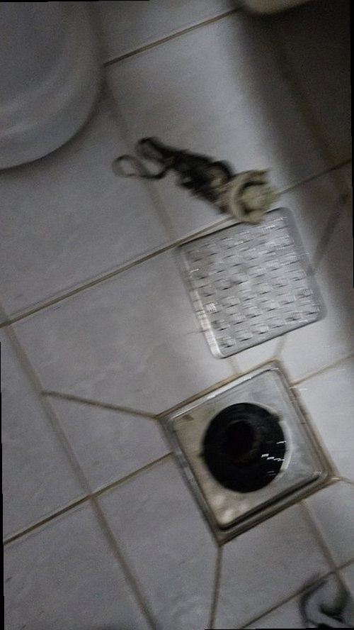 해운대구 누수탐지 욕실 천장 누수 흔적과 배관 연결부를 확인하는 현장