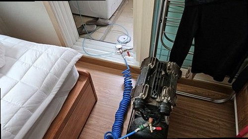 부산 북구 누수탐지 안방 천장과 벽면에 나타난 누수 흔적