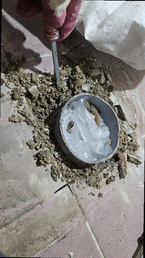 대전 동구 누수탐지 욕실 바닥 배수구와 천장 누수 흔적을 확인하는 현장