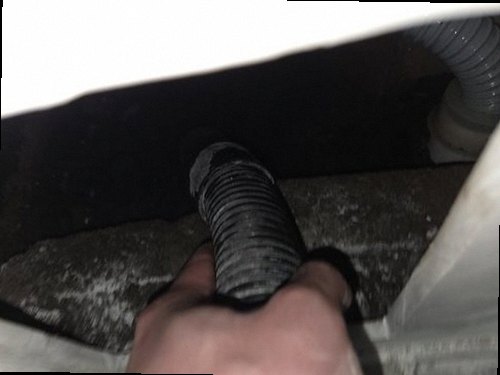 대전 동구 누수탐지 누수 검사를 위해 싱크대 하부 배관과 벽면을 확인하는 장면