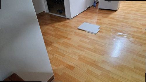 중원구 누수탐지 거실 천장에 번진 누수 흔적과 벽지 들뜸 상태