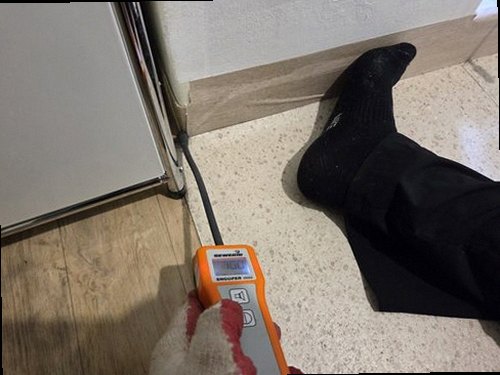 세종시 누수탐지 거실 벽면의 누수 흔적과 바닥 보호 작업
