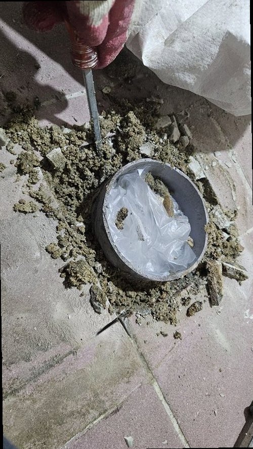 세종시 누수탐지 수분측정기와 열화상 카메라로 벽체 수분 분포를 확인하는 모습