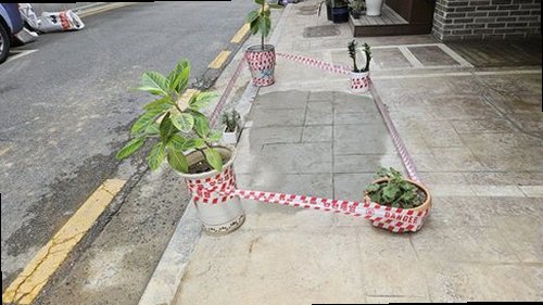 세종시 누수탐지 천장 누수 흔적과 수분 측정기를 확인하는 현장