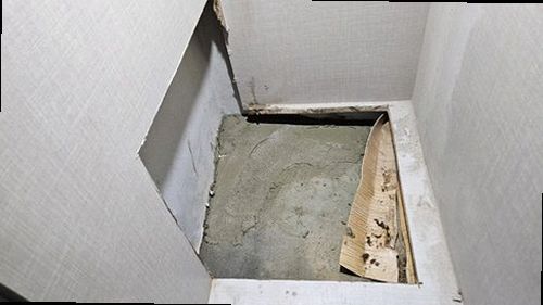 동두천 누수탐지 천장과 벽에 생긴 누수 흔적을 확인하는 모습