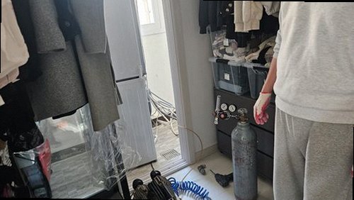 수지구 누수탐지 가스탐지기와 청음탐지기로 배관 누수 위치를 확인하는 모습