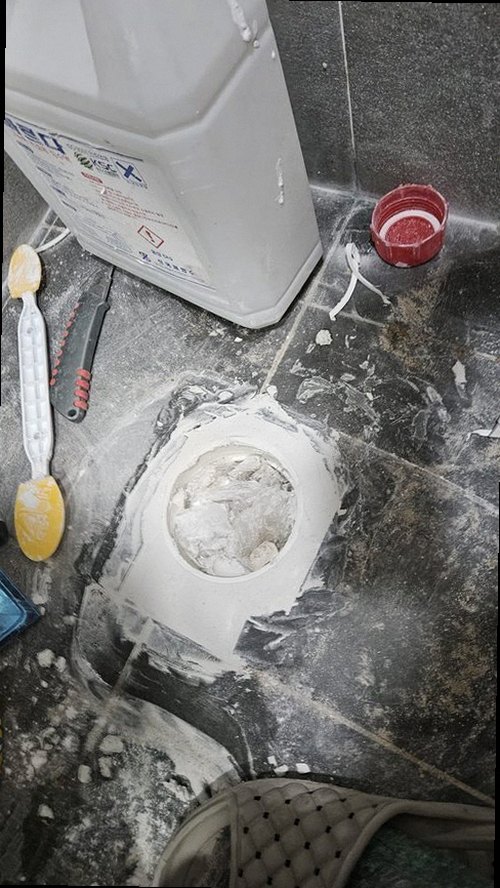 수지구 누수탐지 거실 천장 누수 흔적과 벽지 들뜸을 확인하는 현장