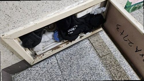 덕양구 누수탐지 천장 누수 흔적과 점검 기록을 확인하는 모습