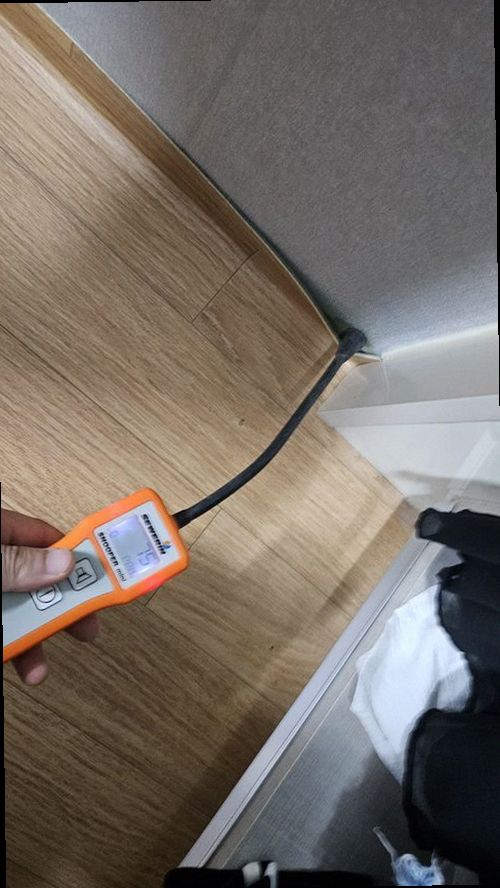 덕양구 누수탐지 수도계량기 별침과 누수 흔적을 확인하는 모습