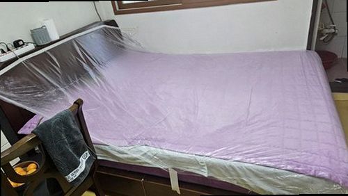 덕양구 누수탐지 안방 천장과 벽면에 나타난 누수 흔적 점검 모습