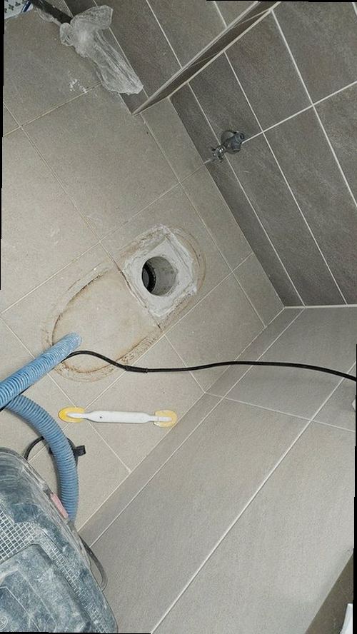 광진구 누수탐지 수도계량기 별침과 잠금 밸브를 확인하는 모습