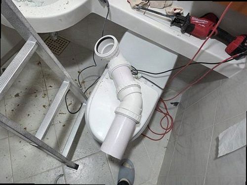 광진구 누수탐지 욕실 천장 누수 흔적과 배관 구조를 비교하는 모습