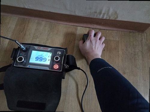 광진구 누수탐지 거실 천장 누수 흔적과 수분 측정기를 확인하는 모습
