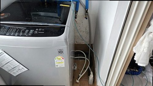 대덕구 누수탐지 베란다 창 하단 벽지의 물자국과 바닥 습기