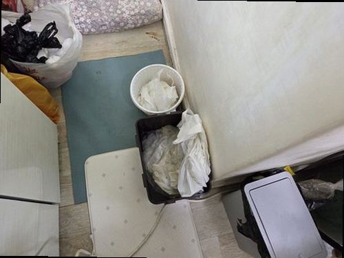 연제구 누수탐지 안방 벽면 물자국과 수분 측정기를 확인하는 현장