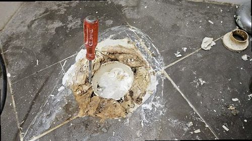 청주시 흥덕구 누수탐지 수도계량기 별침과 욕실 바닥 배수구를 비교하는 누수 점검 이미지